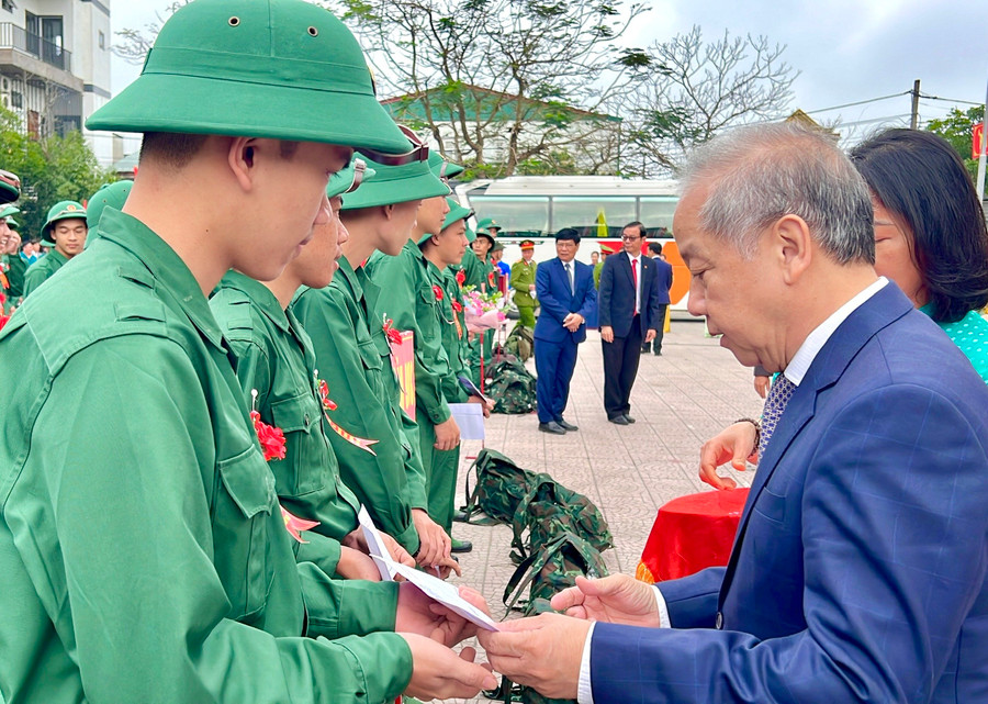 Ông Phan Ngọc Thọ - Phó Bí thư thường trực Tỉnh ủy Thừa Thiên - Huế tặng quà các tân binh ở điểm giao, nhận quân Thị xã Hương Thủy. (Ảnh: Thanh Đoàn).