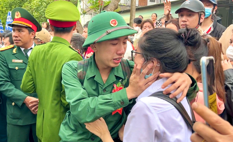 Nhưng không thiếu những giây phút chia tay bịn rịn đầy nước mắt.