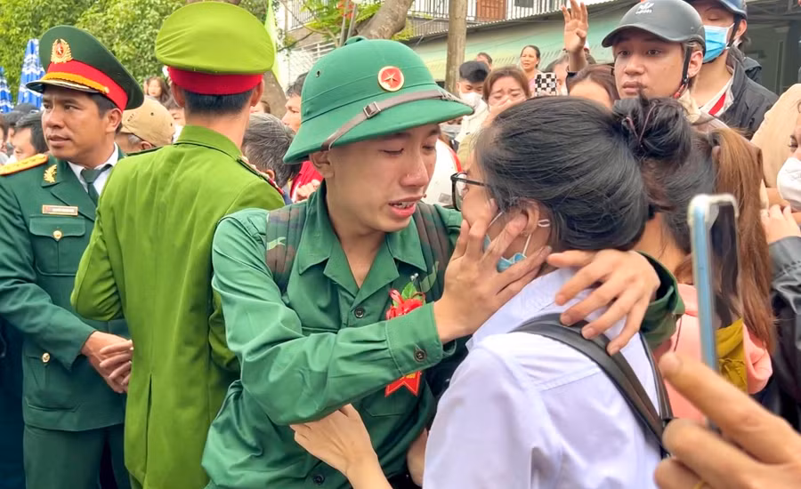 Nhưng không thiếu những giây phút chia tay bịn rịn đầy nước mắt.