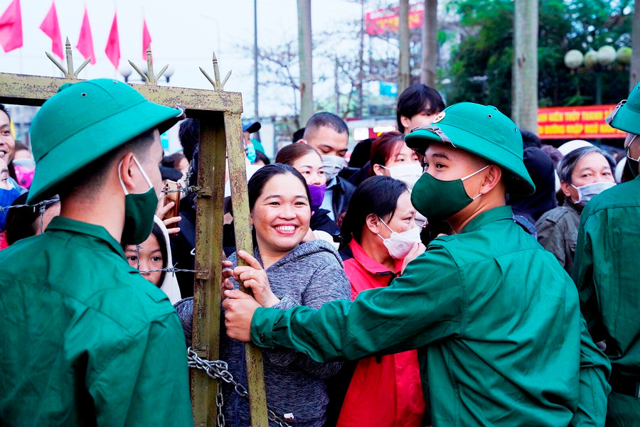 Không khí vui vẻ chiếm đa phần ở lễ giao, nhận quân tại thị xã Hương Thủy.