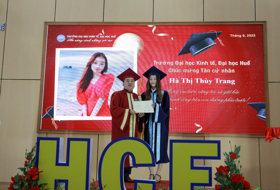 Trao bằng tốt nghiệp cho tân cử nhân. Trao bằng tốt nghiệp cho tân cử nhân.