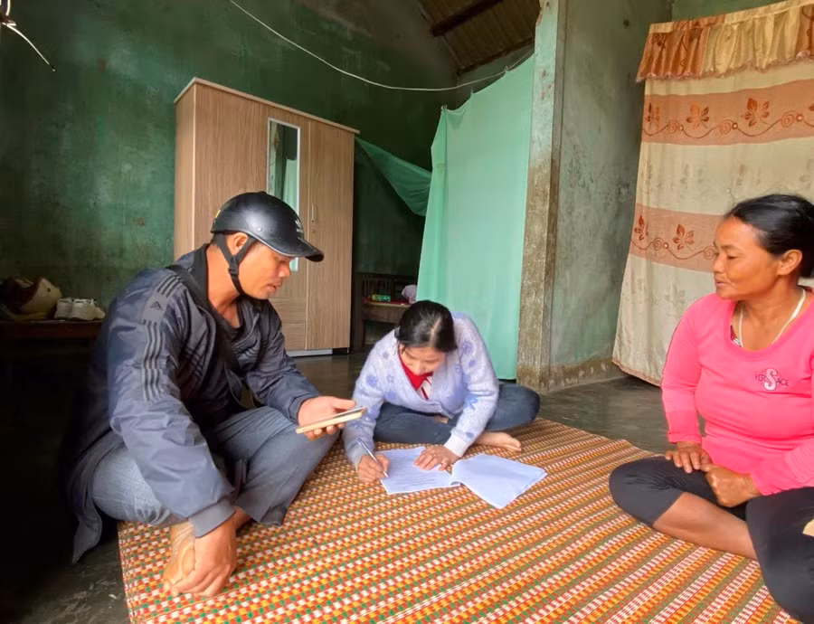 Việc xóa mù chữ cho bà con vùng cao không phải đơn giản mà cần có thời gian và sự quyết tâm của cán bộ tham gia và các ngành, các cấp cùng chung tay giải quyết. (Ảnh: N.P)