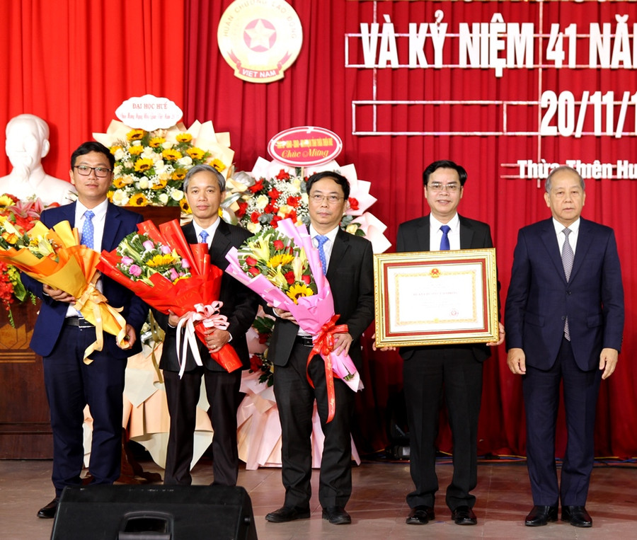 Lãnh đạo nhà trường nhận Huân chương Lao động hạng Nhì.