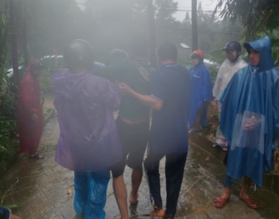 Công an giải cứu kịp thời 2 vợ chồng bị đất đá vùi lấp.