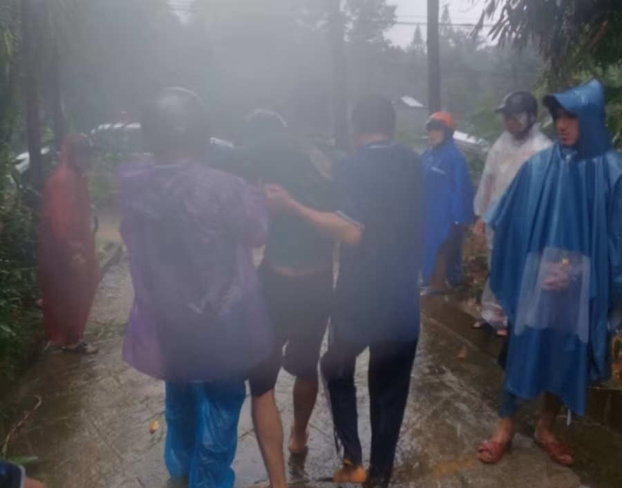 Công an giải cứu kịp thời 2 vợ chồng bị đất đá vùi lấp.