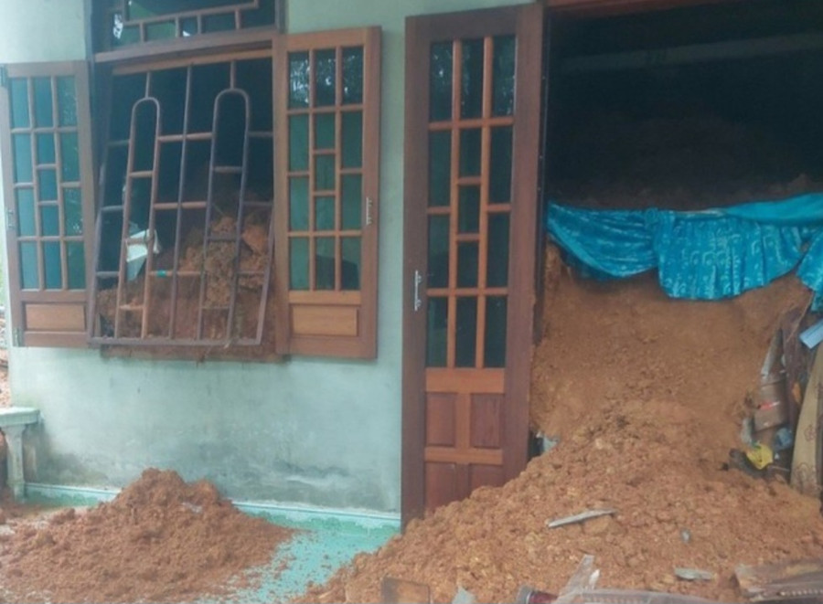 Hiện trường vụ sạt lở vùi lấp 2 vợ chồng trong căn nhà.