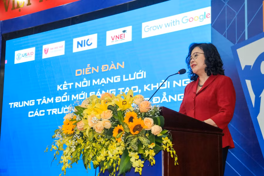 Thứ trưởng Bộ GD&amp;ĐT Ngô Thị Minh phát biểu tại diễn đàn.