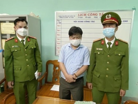 Ông Hà Thúc Nhật thời điểm bị công an đọc lệnh bắt tạm giam vào tháng 2/2022. (Ảnh: Công an tỉnh Thừa Thiên - Huế) Ông Hà Thúc Nhật thời điểm bị công an đọc lệnh bắt tạm giam vào tháng 2/2022. (Ảnh: Công an tỉnh Thừa Thiên - Huế)