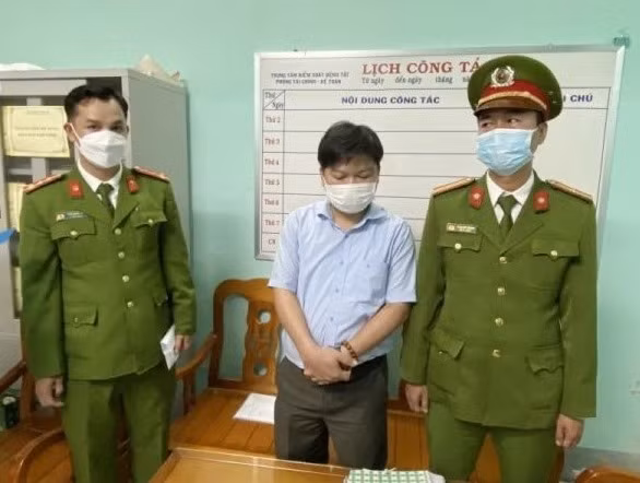 Ông Hà Thúc Nhật thời điểm bị công an đọc lệnh bắt tạm giam vào tháng 2/2022. (Ảnh: Công an tỉnh Thừa Thiên - Huế)