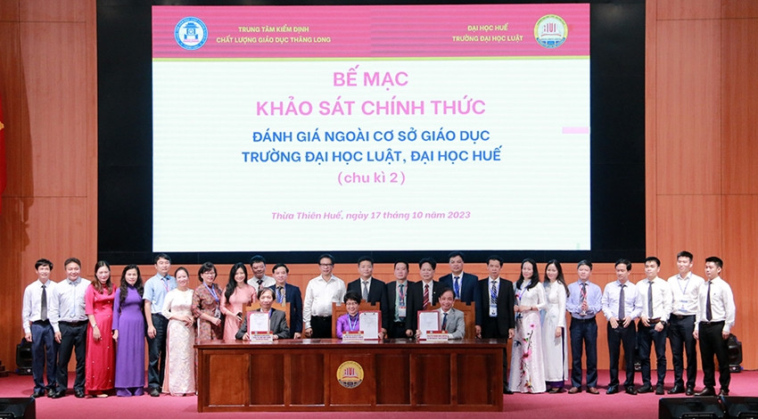 Đại diện các bên đã ký biên bản hoàn thành đợt đánh giá ngoài chu kỳ 2.