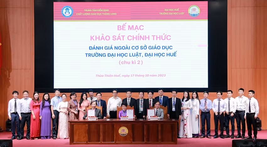 Đại diện các bên đã ký biên bản hoàn thành đợt đánh giá ngoài chu kỳ 2.