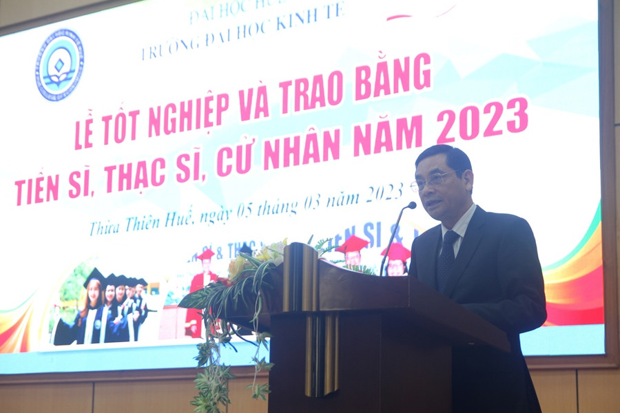 Hiệu trưởng nhà trường - PGS.TS. Trần Văn Hòa phát biểu.