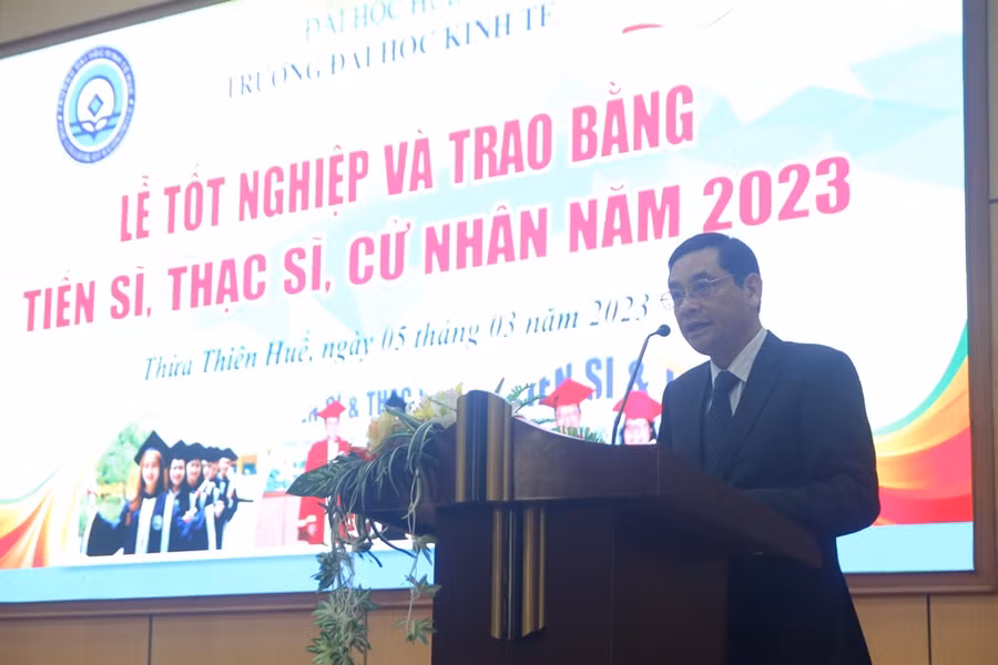 Hiệu trưởng nhà trường - PGS.TS. Trần Văn Hòa phát biểu.