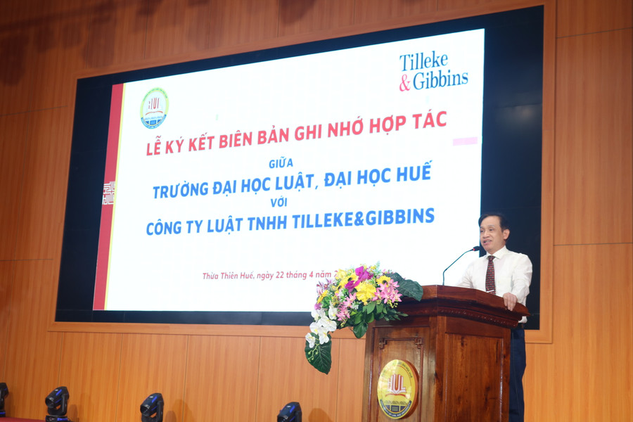 Hiệu trưởng ĐH Luật, ĐH Huế phát biểu tại lễ ký kết.