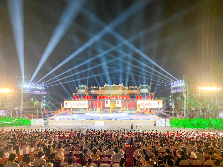 Chương trình thu hút hàng nghìn người dân, khách du lịch tham gia. Chương trình thu hút hàng nghìn người dân, khách du lịch tham gia.