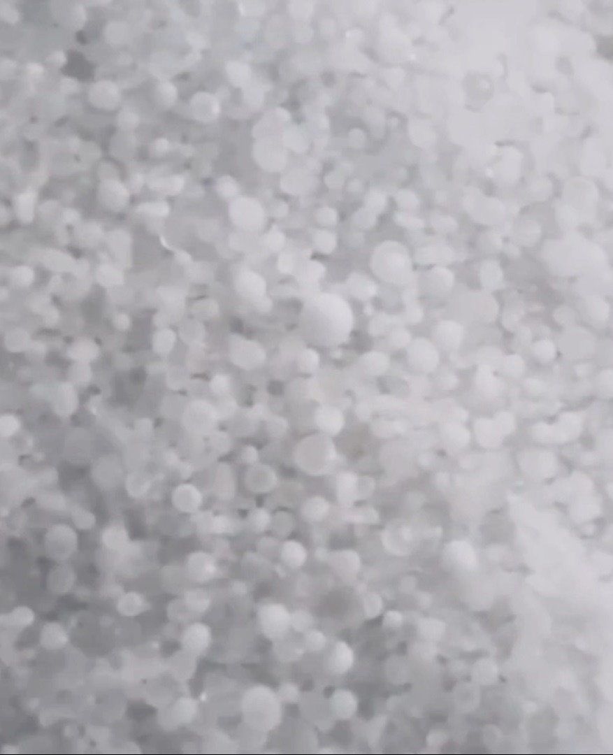 Rất nhiều viên đá to hơn hạt đậu được người dân nhặt được. Rất nhiều viên đá to hơn hạt đậu được người dân nhặt được.