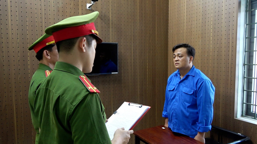 Công an tỉnh đọc lệnh bắt giữ Nguyễn Chí Tâm về tội lừa đảo chiếm đoạt tài sản thông qua hình thức vay, mượn, mua bán, giao dịch bất động sản. (Ảnh: CACC) Công an tỉnh đọc lệnh bắt giữ Nguyễn Chí Tâm về tội lừa đảo chiếm đoạt tài sản thông qua hình thức vay, mượn, mua bán, giao dịch bất động sản. (Ảnh: CACC)