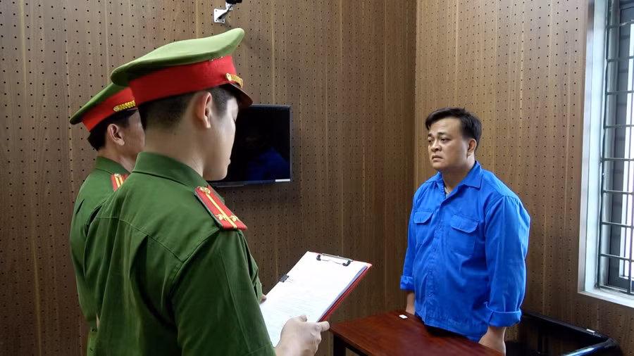 Công an tỉnh đọc lệnh bắt giữ Nguyễn Chí Tâm về tội lừa đảo chiếm đoạt tài sản thông qua hình thức vay, mượn, mua bán, giao dịch bất động sản. (Ảnh: CACC)