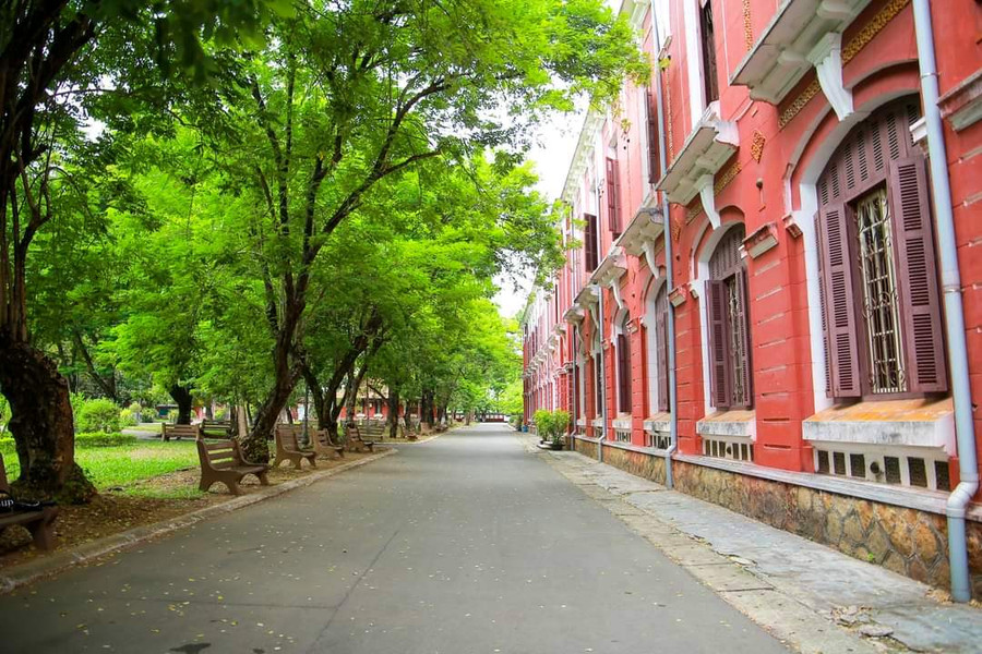 Trường THPT chuyên Quốc học - Huế có tuổi đời 128 năm hình thành và phát triển.