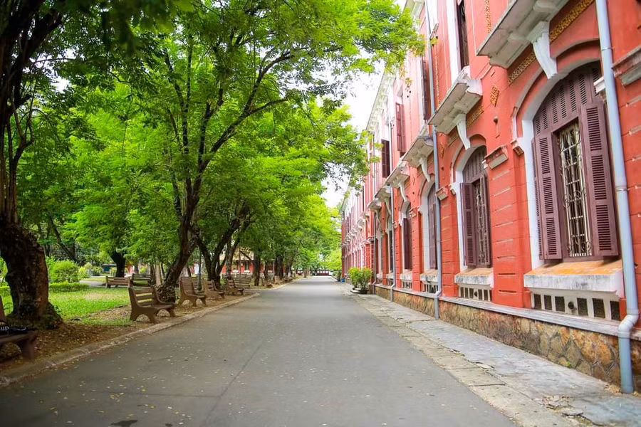 Trường THPT chuyên Quốc học - Huế có tuổi đời 128 năm hình thành và phát triển.