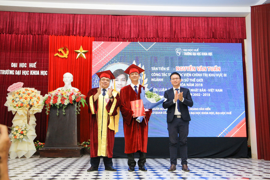 PGS.TS Võ Thanh Tùng – Hiệu trưởng Trường ĐH Khoa học, ĐH Huế trao bằng tiến sĩ cho học viên. PGS.TS Võ Thanh Tùng – Hiệu trưởng Trường ĐH Khoa học, ĐH Huế trao bằng tiến sĩ cho học viên.