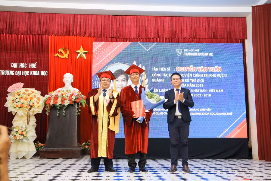 PGS.TS Võ Thanh Tùng – Hiệu trưởng Trường ĐH Khoa học, ĐH Huế trao bằng tiến sĩ cho học viên.