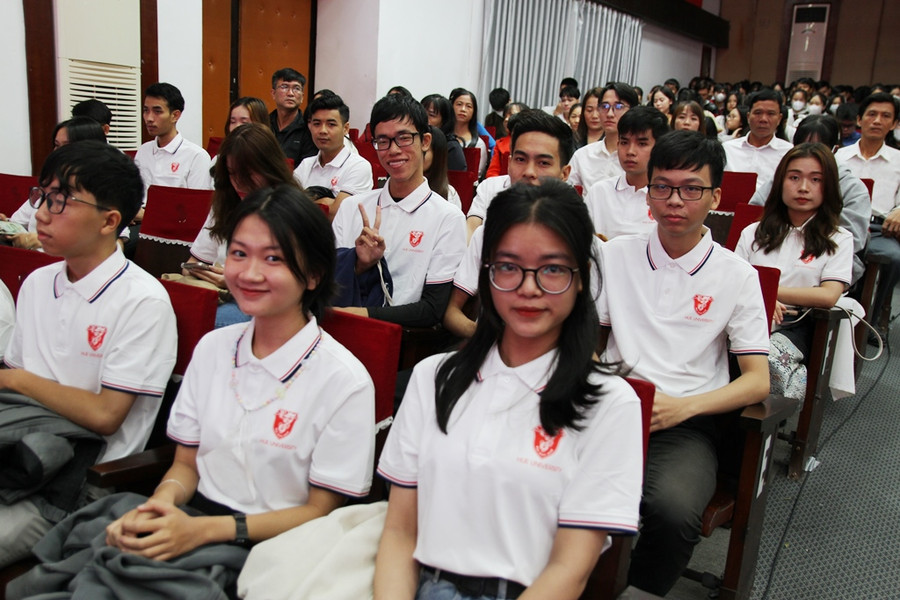 Các tân sinh viên ĐH Huế vui mừng khi bước chân vào năm đầu tiên của thời kỳ đại học.