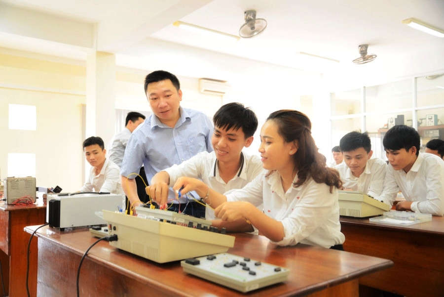 Trường ĐH Sư phạm, ĐH Huế rất quan tâm đến việc khởi nghiệp của SV. Trường ĐH Sư phạm, ĐH Huế rất quan tâm đến việc khởi nghiệp của SV.