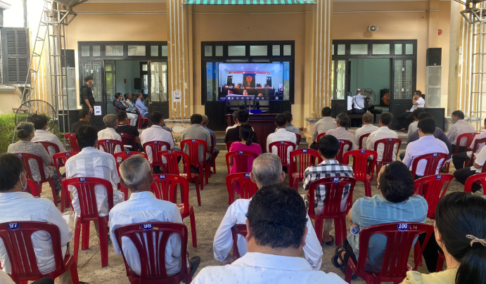 Tòa án phải bố trí thêm ghế ngồi và màn hình bên ngoài hội trường xét xử. (Ảnh: M.N) Tòa án phải bố trí thêm ghế ngồi và màn hình bên ngoài hội trường xét xử. (Ảnh: M.N)