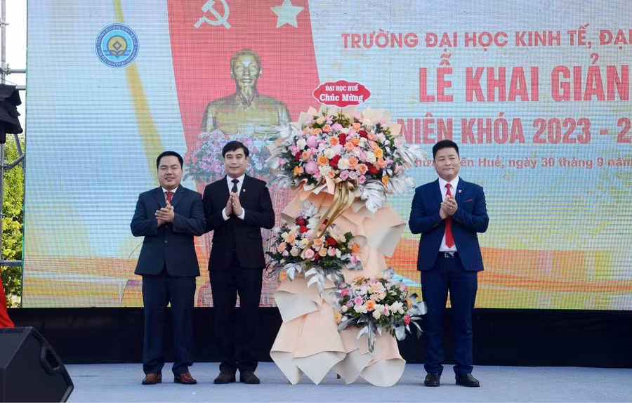 TS Bùi Văn Lợi, Phó Giám đốc Đại học Huế (phải) tặng hoa chúc mừng lễ khai giảng năm học mới Trường Đại học Kinh tế, Đại học Huế (Ảnh: Phương Nguyễn).
