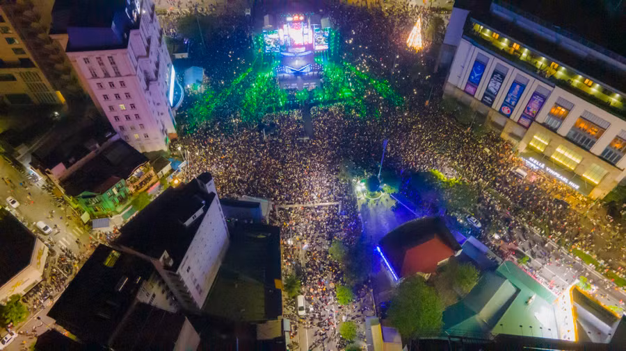 Quảng trường TP Huế có một đêm đáng nhớ cùng Countdown chào năm mới. Quảng trường TP Huế có một đêm đáng nhớ cùng Countdown chào năm mới.