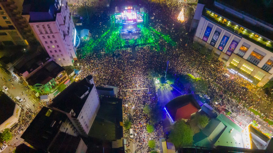 Quảng trường TP Huế có một đêm đáng nhớ cùng Countdown chào năm mới. Quảng trường TP Huế có một đêm đáng nhớ cùng Countdown chào năm mới.