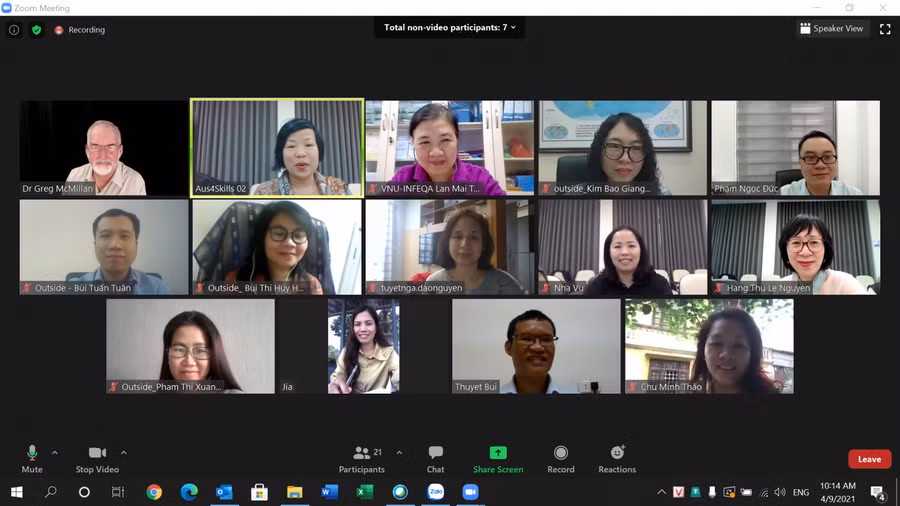 Các cựu sinh tham gia tập huấn trực tuyến.
