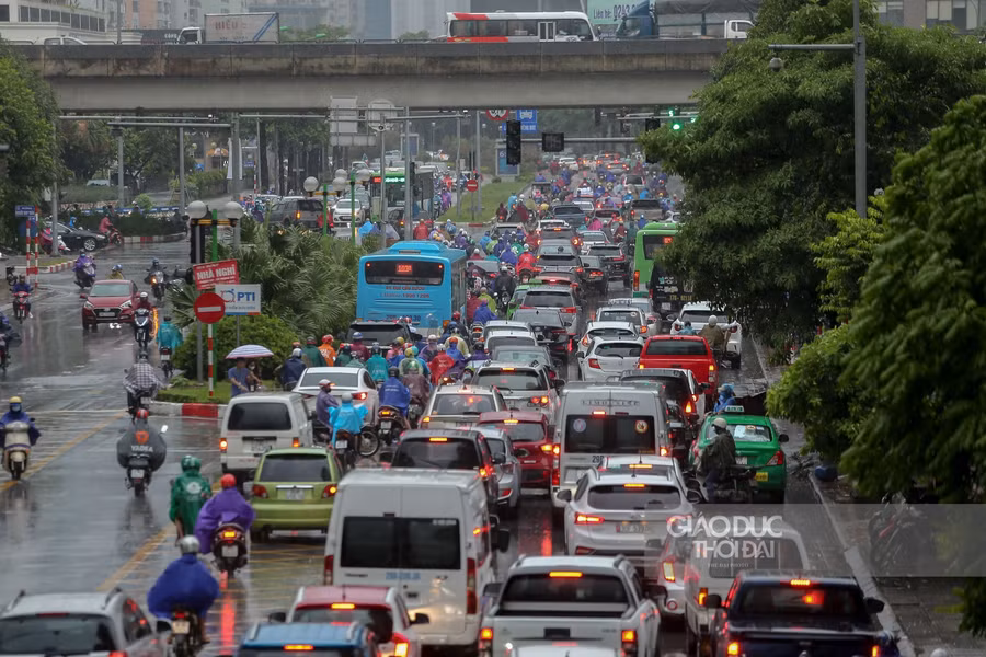 Ngã tư Tố Hữu- Lê Văn Lương trở nên ùn tắc cục bộ, nhiều phương tiện đã đi sang làn ngược chiều.