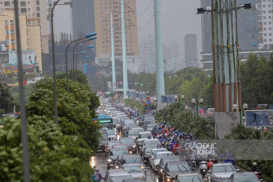 Tại tuyến đường Tố Hữu, dòng xe kéo dài hàng km nối đuôi nhau trong cơn mưa sáng nay.