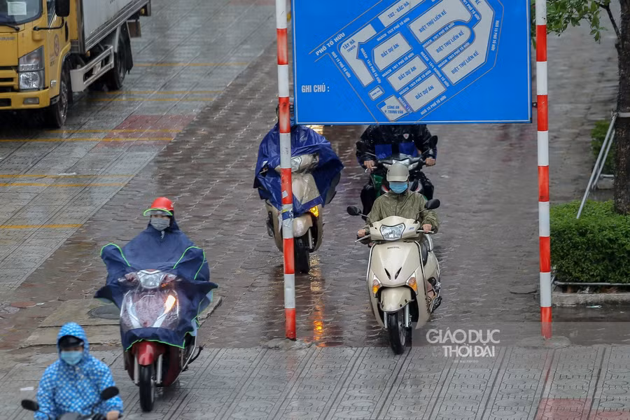 Vỉa hè trở thành lối đi riêng.