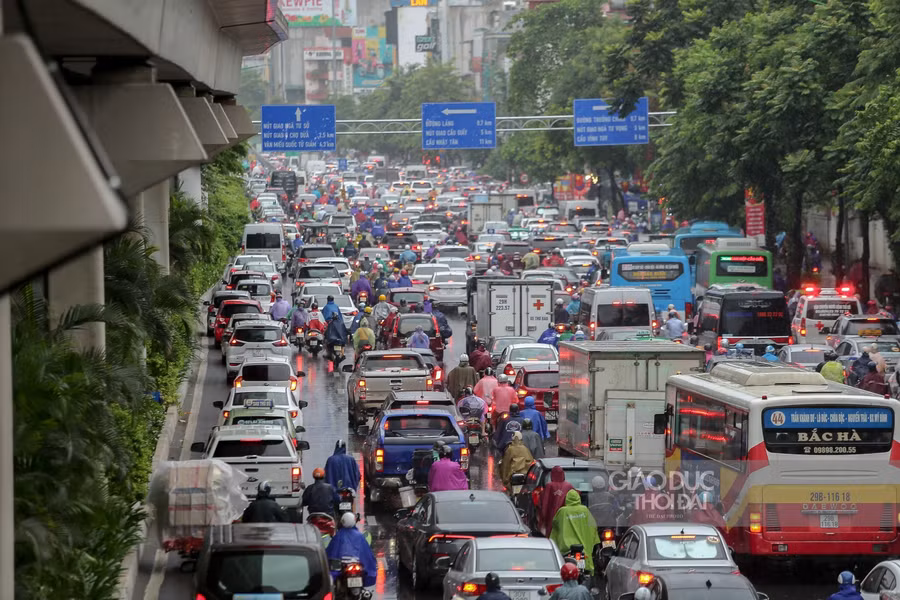 Trong cơn mưa sáng ngày hôm nay, nhiều tuyến đường hướng vào nội thành Hà Nội trở nên ùn tắc.