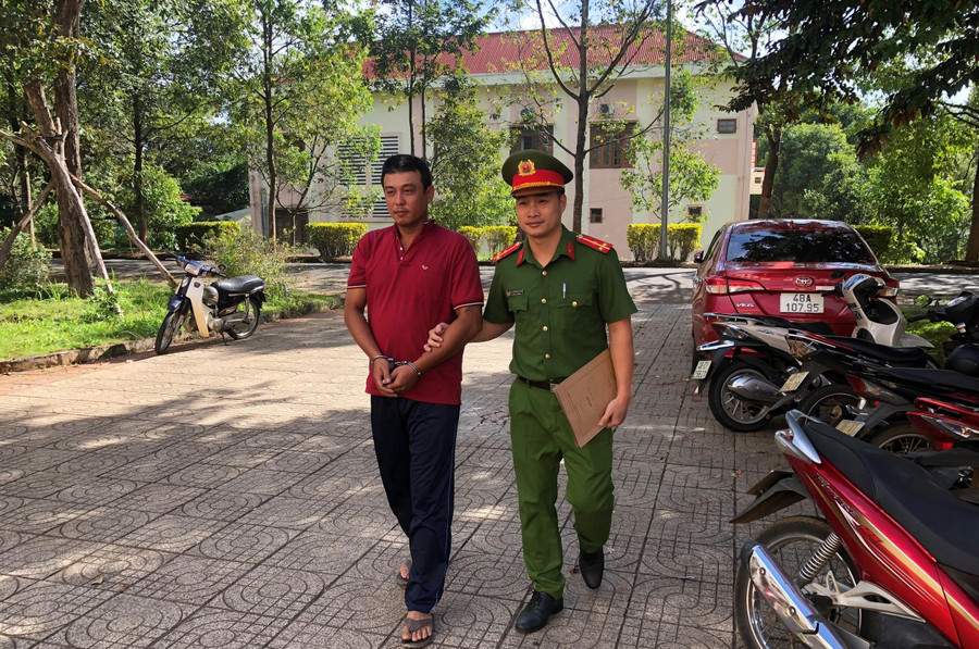 Tổ công tác của Công an tỉnh Đắk Nông bắt giữ đối tượng Lê Văn Nhí (ảnh: HL). Tổ công tác của Công an tỉnh Đắk Nông bắt giữ đối tượng Lê Văn Nhí (ảnh: HL).
