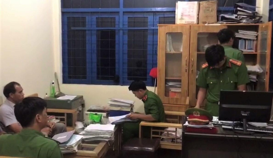 Cơ quan chức năng thực hiện lệnh khám xét nơi làm việc của 1 đối tượng trong vụ án (ảnh: MK).