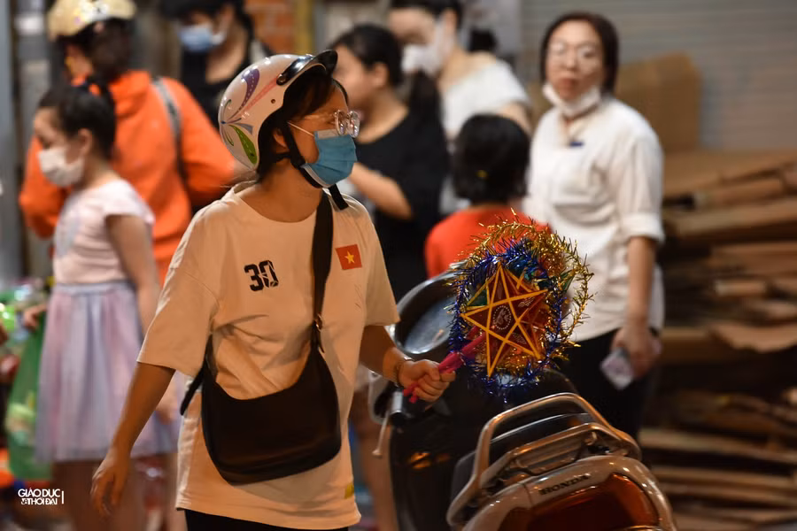 Nhiều bạn trẻ cũng ra ngoài để mua cho gia đình mình những chiếc đèn ông sao.