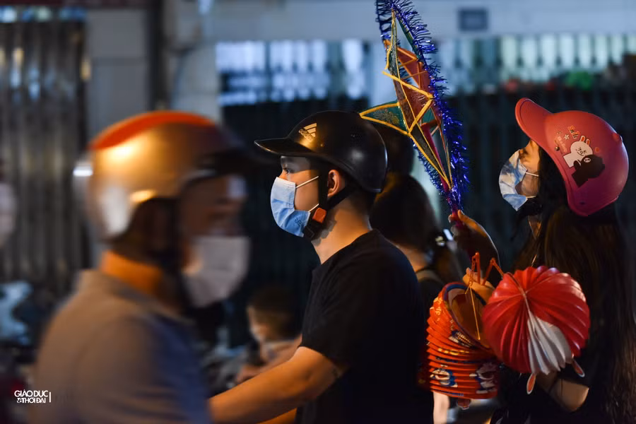 Phố Hàng Mã tối Trung thu, mở cửa bán hàng rồi lại đóng ảnh 7