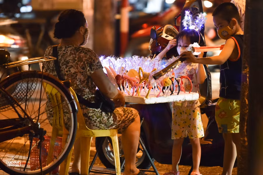 Phố Hàng Mã tối Trung thu, mở cửa bán hàng rồi lại đóng ảnh 6