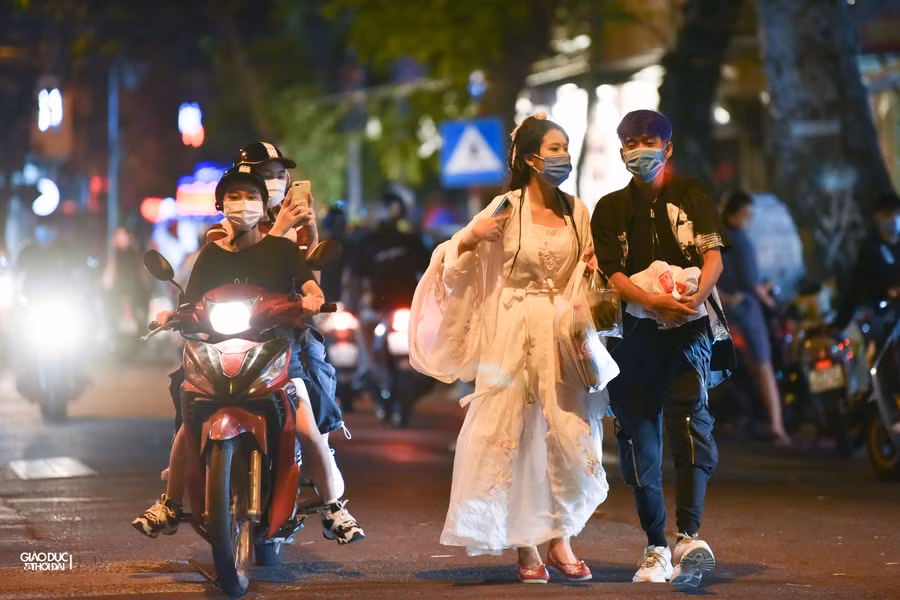 Phố Hàng Mã tối Trung thu, mở cửa bán hàng rồi lại đóng ảnh 9