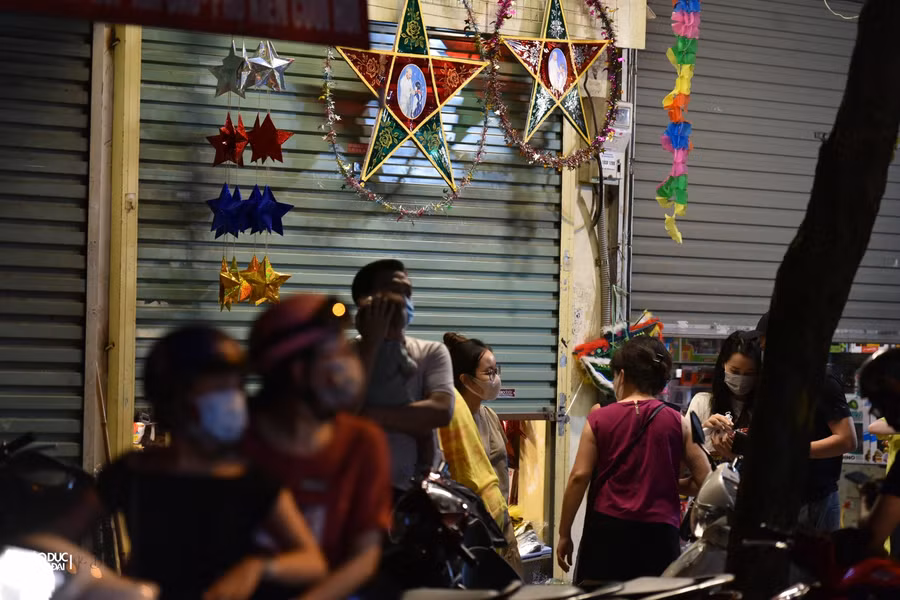 Ngay sau đó những cửa hàng trên đã đóng cửa lại.