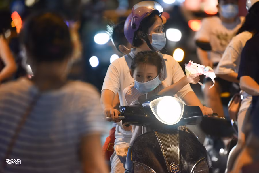 Một số người bán hàng cho biết, đồ bày bán năm nay đa phần là hàng cũ của các năm trước còn lại, do họ không nhập được hàng mới.