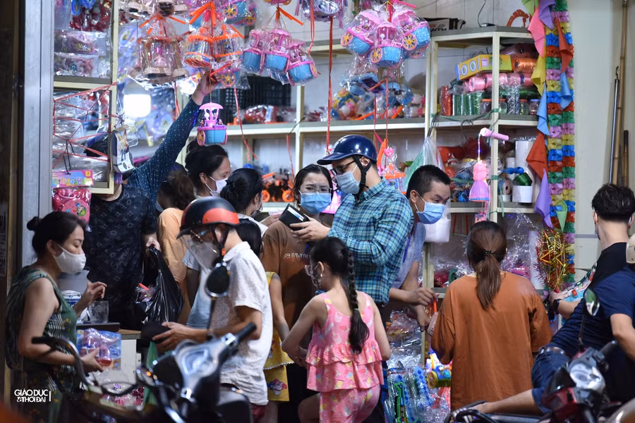 Tại phố Hàng Mã trong tối ngày hôm nay rất ít cửa hàng mở bán, do vừa qua thời gian giãn cách xã hội nên tại đây không có những mặt hàng đồ chơi mới.