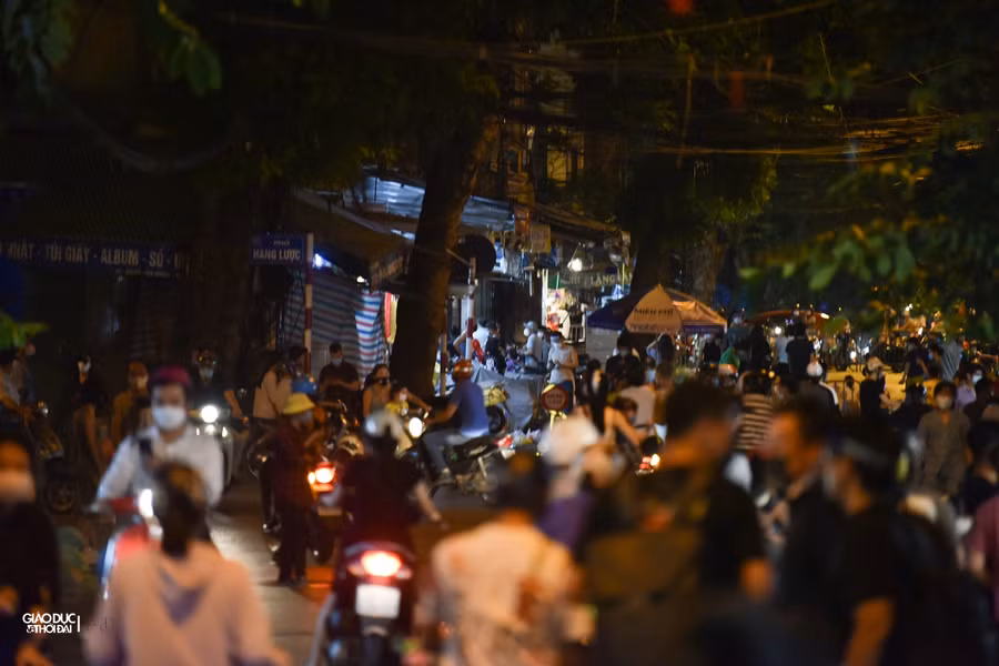 Rất đông người dân đã đổ ra khu vực Hàng Mã để mua đồ chơi Trung thu cho con em mình ngay sau khi thành phố nới lỏng giãn cách.