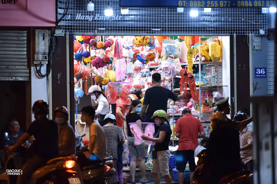 Ngày đầu Tp Hà Nội nới lỏng giãn cách cũng đúng ngày Rằm Trung thu, nhiều người dân cũng tranh thủ đưa trẻ nhỏ lên phố Hàng Mã để dạo phố, mua đồ chơi...