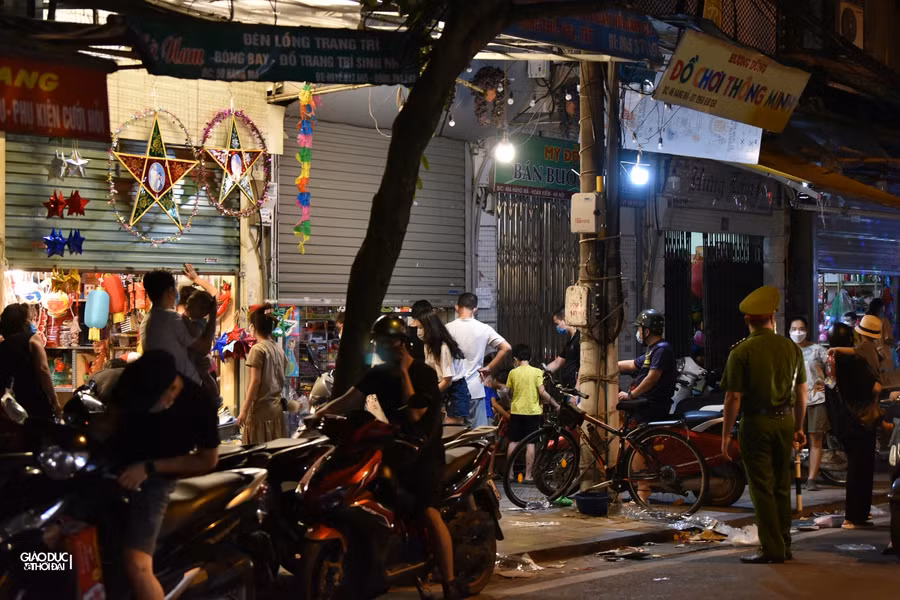 Phố Hàng Mã tối Trung thu, mở cửa bán hàng rồi lại đóng ảnh 14