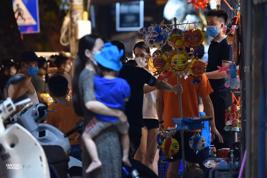 Phố Hàng Mã tối Trung thu, mở cửa bán hàng rồi lại đóng ảnh 11
